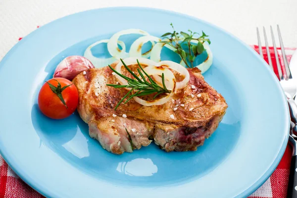 Juicy grilled pork chop with onion rings — Stock Photo, Image