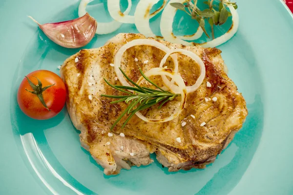 Sappige gegrilde pork chop met uienringen — Stockfoto