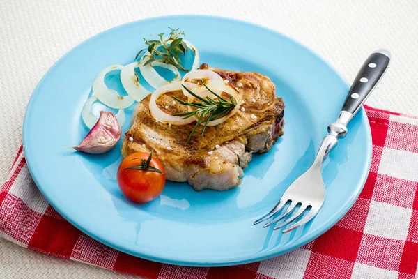 Saftige gegrillte Schweinekoteletts mit Zwiebelringen — Stockfoto