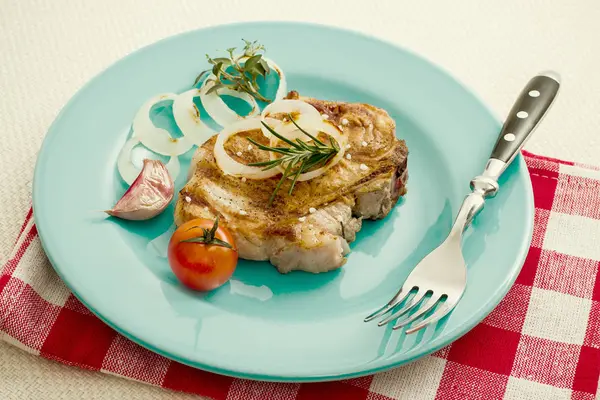 Juicy grilled pork chop with onion rings — Stock Photo, Image