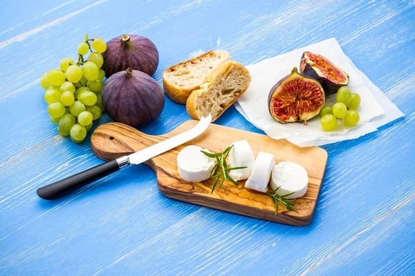 Beyaz peynir olgunlaşmış incir ve üzüm ile — Stok fotoğraf