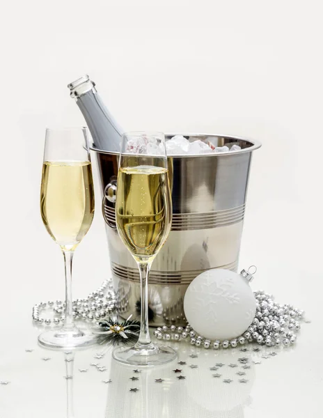 Twee champagneglazen, koeler — Stockfoto