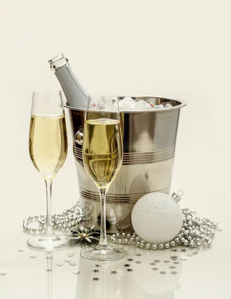 Twee champagneglazen, koeler — Stockfoto