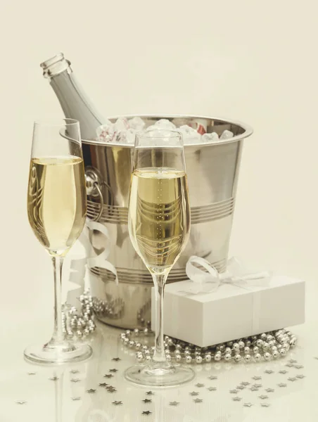 Twee champagneglazen, koeler — Stockfoto