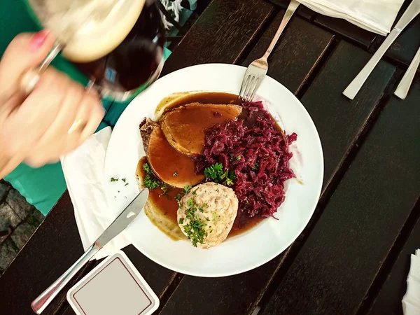 Sauerbraten bávaro de carne de res, albóndigas de pan —  Fotos de Stock