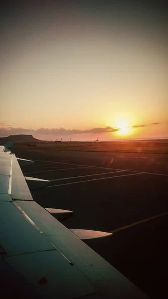 Ανατολή ηλίου από το παράθυρο του αεροπλάνου — Φωτογραφία Αρχείου