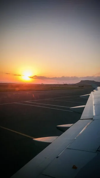 Lever de soleil depuis la fenêtre de l'avion — Photo