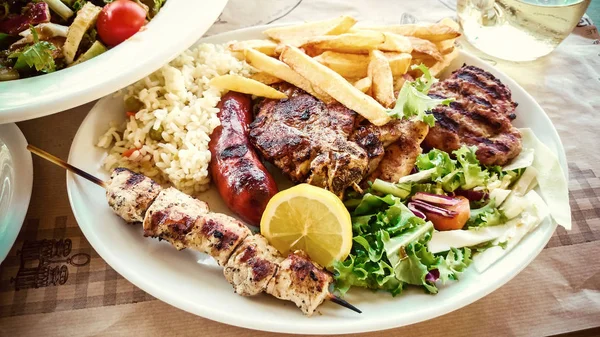 Mezclar plato de carne con papas fritas — Foto de Stock