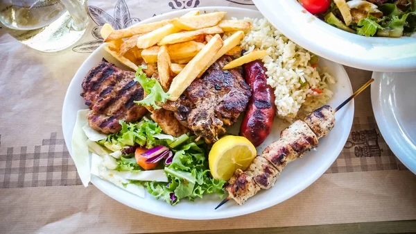 Mezclar plato de carne con papas fritas —  Fotos de Stock