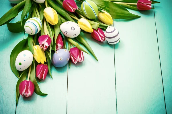 Tulipas com ovos de Páscoa coloridos, vista superior — Fotografia de Stock