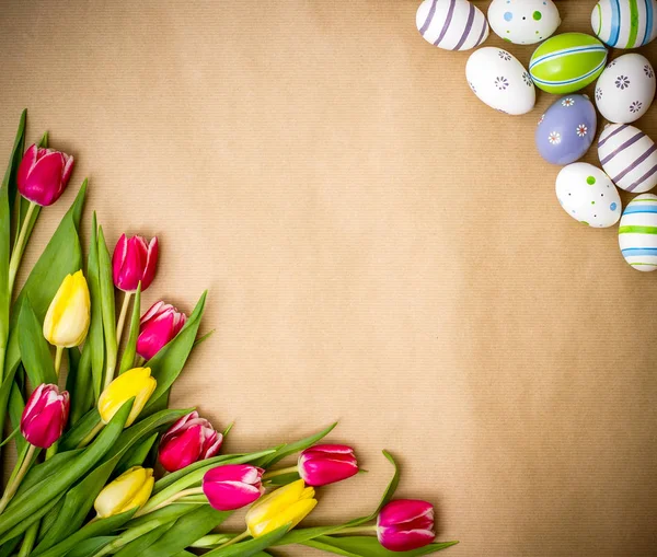 Huevo oriental, tulipanes sobre papel de regalo marrón —  Fotos de Stock