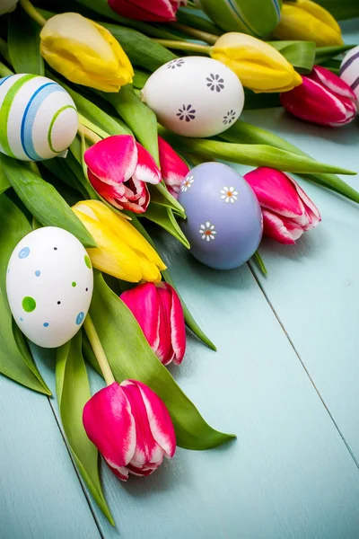 Tulipas com ovos de Páscoa coloridos — Fotografia de Stock