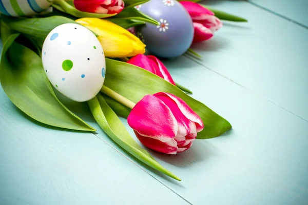 Τουλίπες με πολύχρωμα Πασχαλινά αυγά — Φωτογραφία Αρχείου