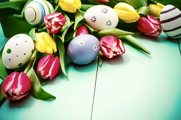 Tulpen met kleurrijke paaseieren — Stockfoto