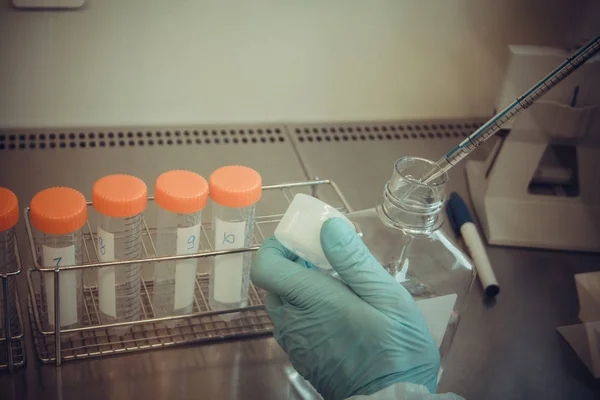 Técnico de laboratorio toma muestra de tubo para prueba, primer plano — Foto de Stock