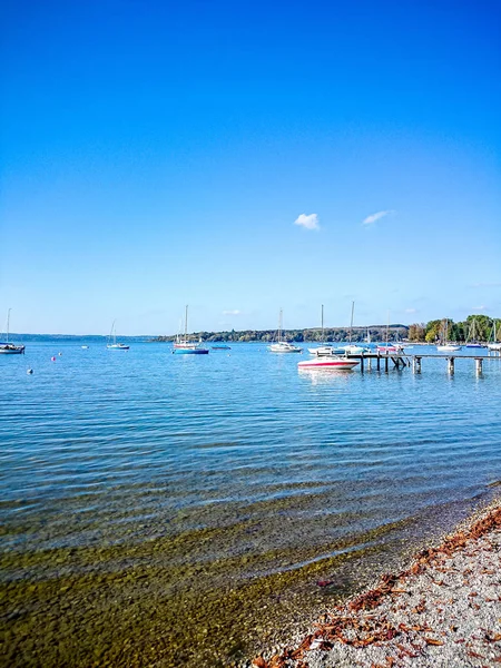 Bayerischer Ammersee mit Booten auf dem See lizenzfreie Stockfotos