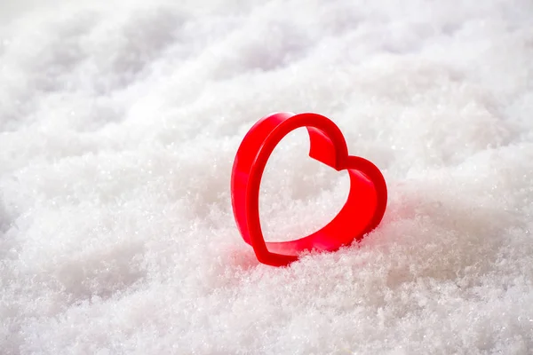 Single red heart in the snow, top view — Stock Photo, Image