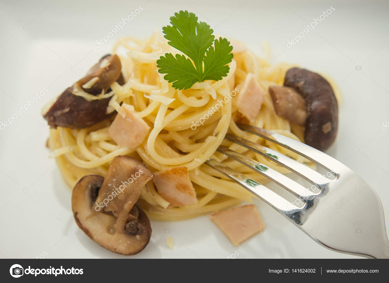Spaghetti Carbonara mit Pilz, Makro — Stockfoto © diamant24 #141624002