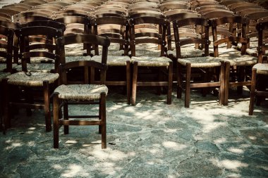 Arka plan olarak bekleyen birçok boş sandalyeler