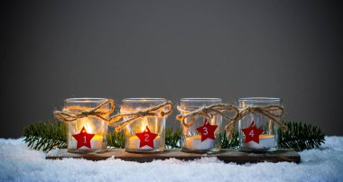 Dört Advent mum içinde belgili tanımlık kar