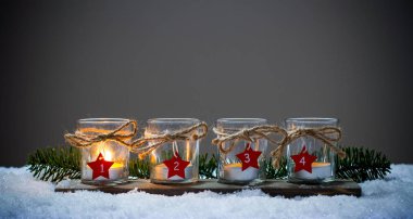 Dört Advent mum içinde belgili tanımlık kar