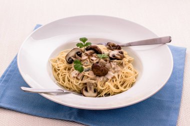 Spagetti carbonara kahverengi mantar ile