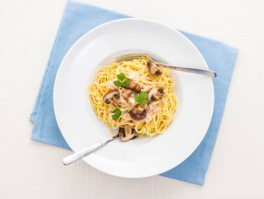 Spagetti carbonara kahverengi mantar ile