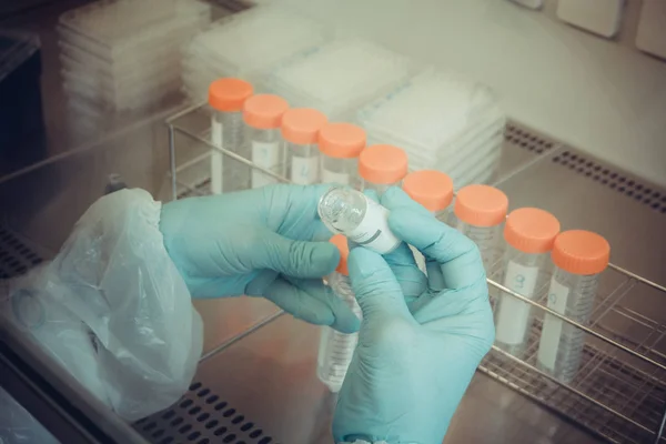 Labortechniker entnimmt Probe aus Röhrchen für Test, Nahaufnahme — Stockfoto