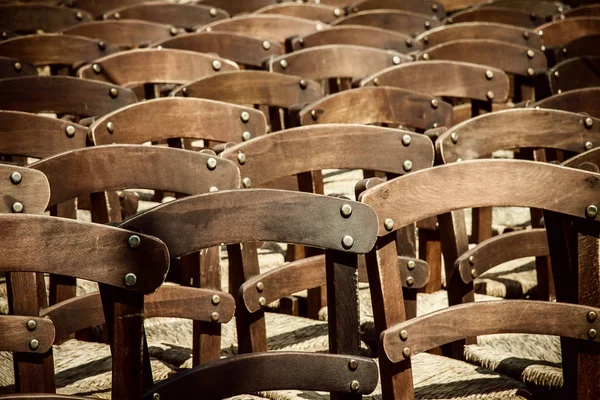 Veel lege stoelen te wachten als achtergrond — Stockfoto