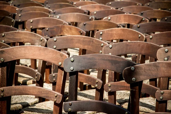 Veel lege stoelen te wachten als achtergrond — Stockfoto