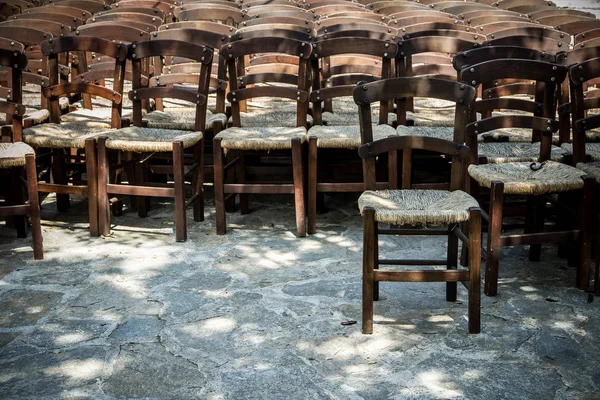 Mnoho prázdné židle čekaly jako pozadí — Stock fotografie