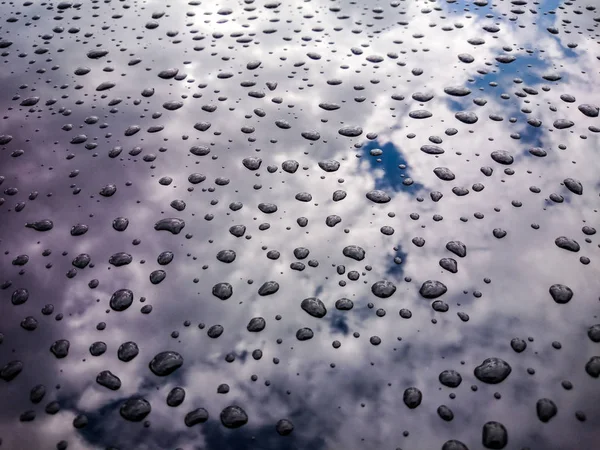 Dešťová kapka na auto s oblohou — Stock fotografie