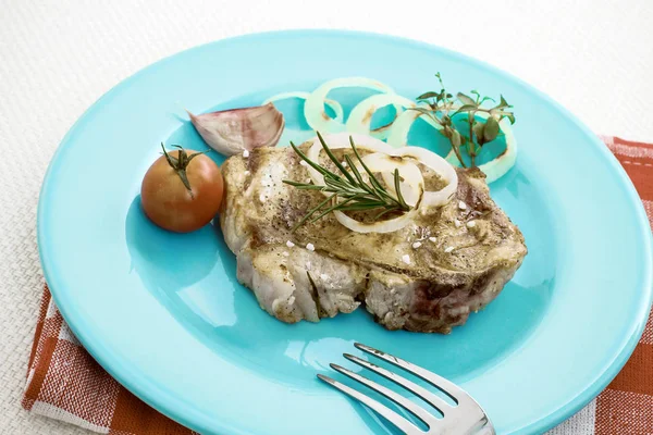 Juicy grilled pork chop with onion rings — Stock Photo, Image