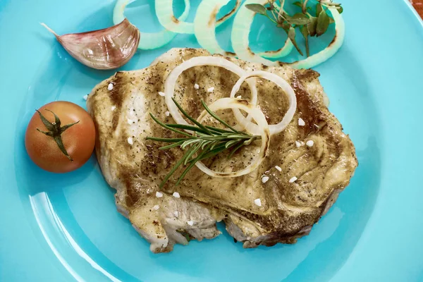 Sappige gegrilde pork chop met uienringen — Stockfoto