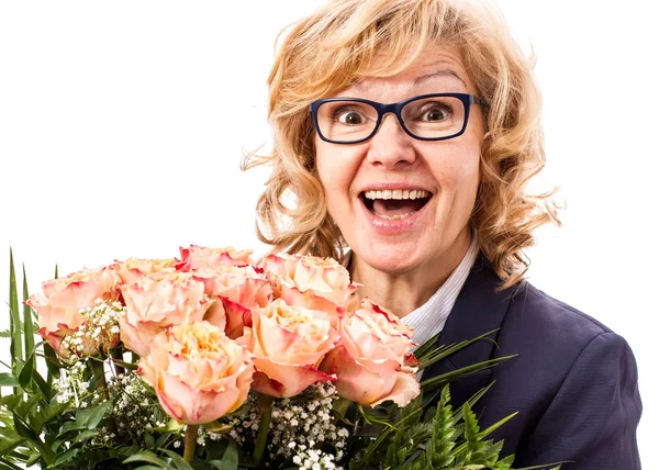 Volwassen, enthousiaste vrouw met boeket rozen — Stockfoto