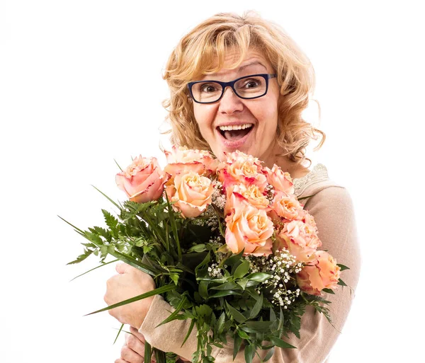 Volwassen, enthousiaste vrouw met boeket rozen — Stockfoto