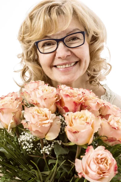 Mooie, blonde rijpe vrouw met bos van rozen — Stockfoto