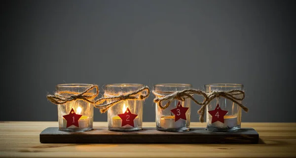Cuatro velas de Adviento en gris — Foto de Stock