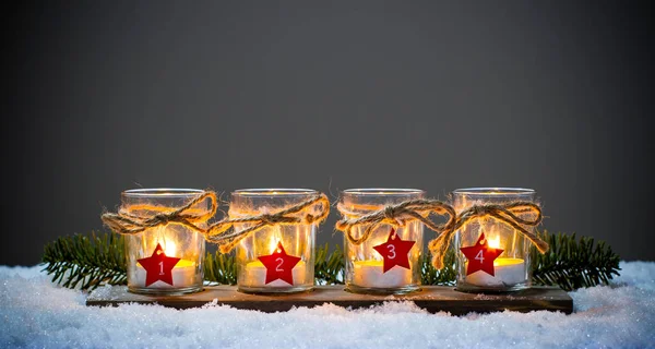 Fyra Advent stearinljus i snön — Stockfoto