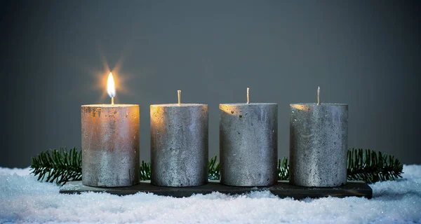 Enciende cuatro velas de adviento con fósforos — Foto de Stock
