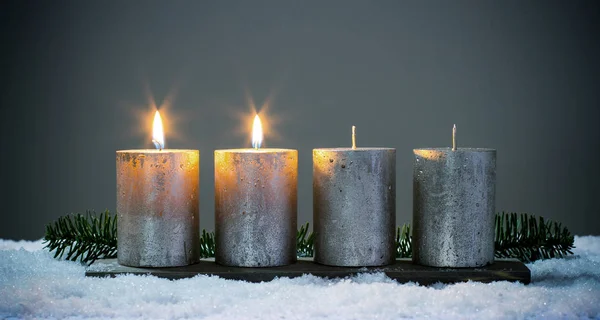 Enciende cuatro velas de adviento con fósforos — Foto de Stock