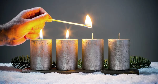 Accendi quattro candele con fiammiferi — Foto Stock
