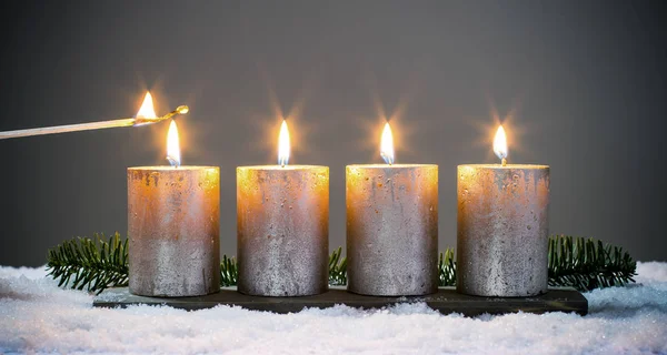 Allumez quatre bougies advents avec allumettes — Photo