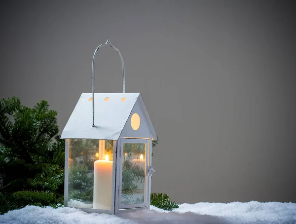 Lanterna como casa na neve com vela — Fotografia de Stock