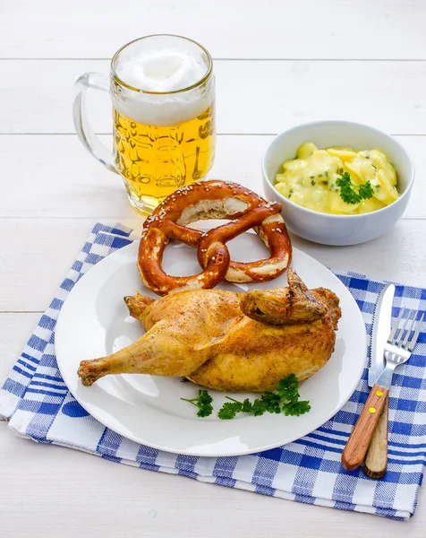 Medio pollo asado, cerveza, pretzel y ensalada de patata —  Fotos de Stock