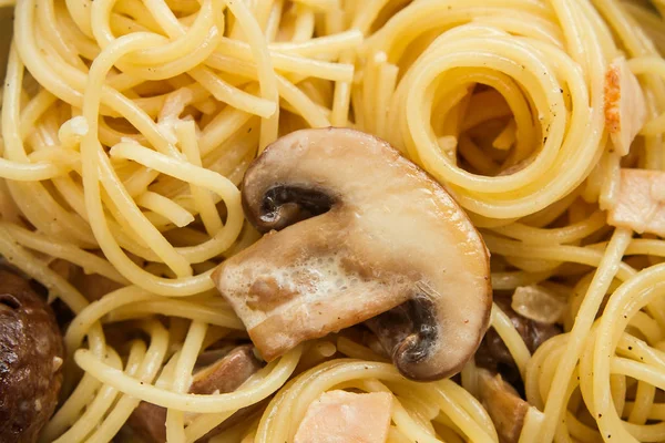 Espaguetis carbonara con setas, macro — Foto de Stock