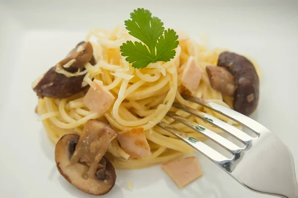 Spaghetti carbonara met paddestoel, macro — Stockfoto