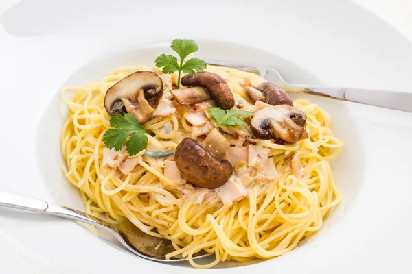 Spaghetti carbonara met bruin paddestoel — Stockfoto