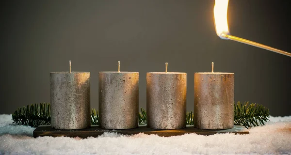 Enciende cuatro velas de adviento con fósforos — Foto de Stock