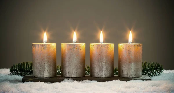 Allumez quatre bougies advents avec allumettes — Photo